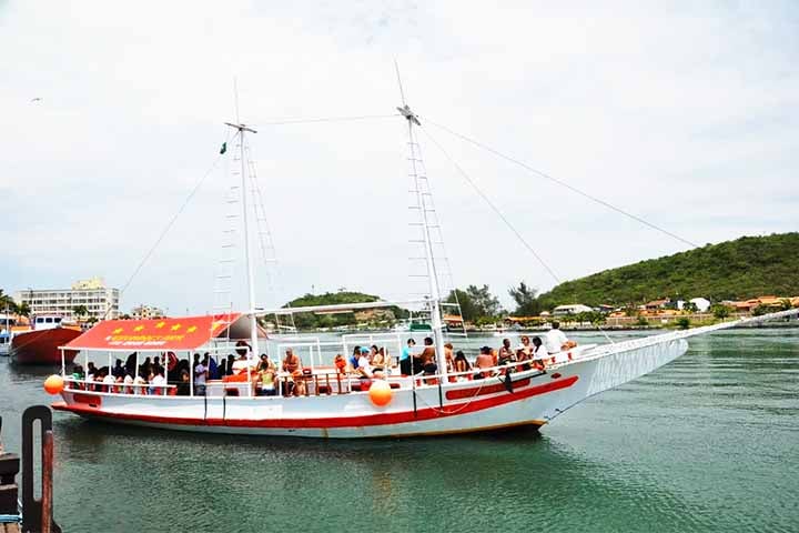 Os eios de barco são uma das formas mais populares de conhecer Arraial do Cabo. Partindo da Praia dos Anjos, os roteiros am por praias paradisíacas como a do Farol e as Prainhas do Pontal do Atalaia, além de pontos como a Gruta Azul e a Fenda de Nossa Senhora.