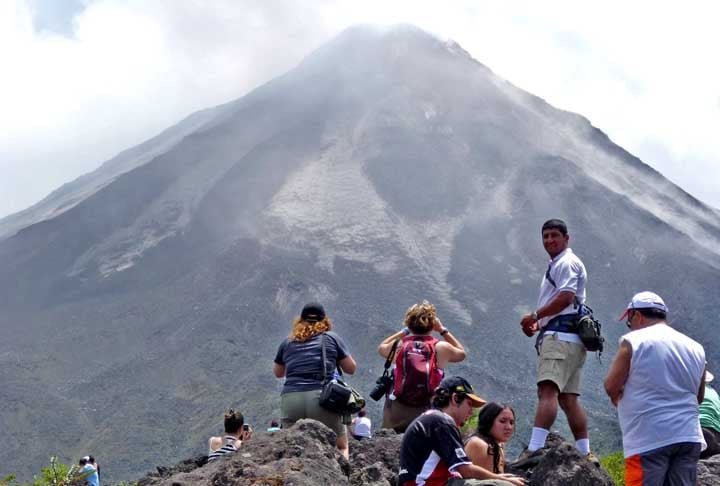10º) Ida ao Vulcão Arenal, Costa Rica - Acompanhados de um guia, os turistas podem conhecer o vulcão em um passeio que pode durar o dia inteiro, além visitar as principais atrações da Costa Rica, como a Cachoeira La Paz e as Fontes Termais de Arenal.