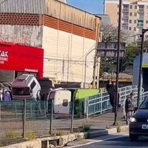 Caminhão tomba na Av. Vilarinho e provoca desvios no trânsito em BH - Reprodução/Redes sociais