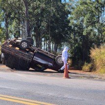 Caminhonete capota com 40 caixas de abelhas na BR-262 - Reprodu&ccedil;&atilde;o/Corpo de Bombeiros de Minas Gerais
