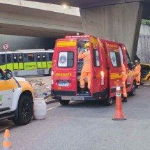 BH: carro bate em pilar de viaduto na Lagoinha e 5 pessoas ficam feridas - Reprodução/CBMMG