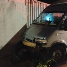 Motorista de van infarta e bate em muro no Sul de Minas - CBMMG / Divulga&ccedil;&atilde;o