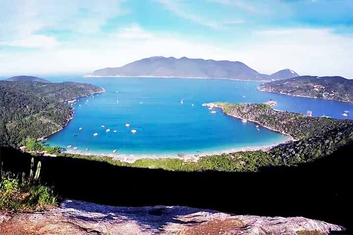 A trilha é também o caminho para a paradisíaca Praia do Forno, que pode ser ada de barco por quem preferir evitar a caminhada. Um eio imperdível!