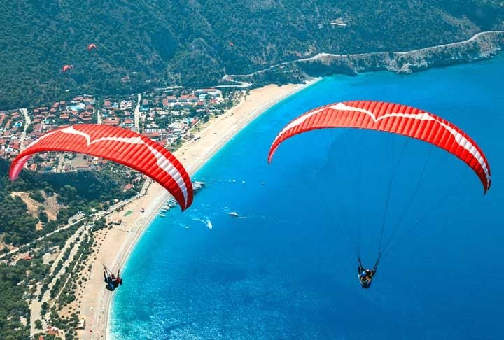 11º) Parapente Duplo Fethiye, Turquia - Partindo da montanha de Babada?, uma das mais populares para salto de parapente no mundo, os turistas passam por cima de uma praia com águas azuis até pousarem na areia. 