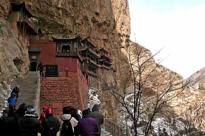 A estrutura do mosteiro se confunde com a natureza local, o que passa ao observador a impressÃ£o de tratar-se de um corpo contÃ­nuo. 

