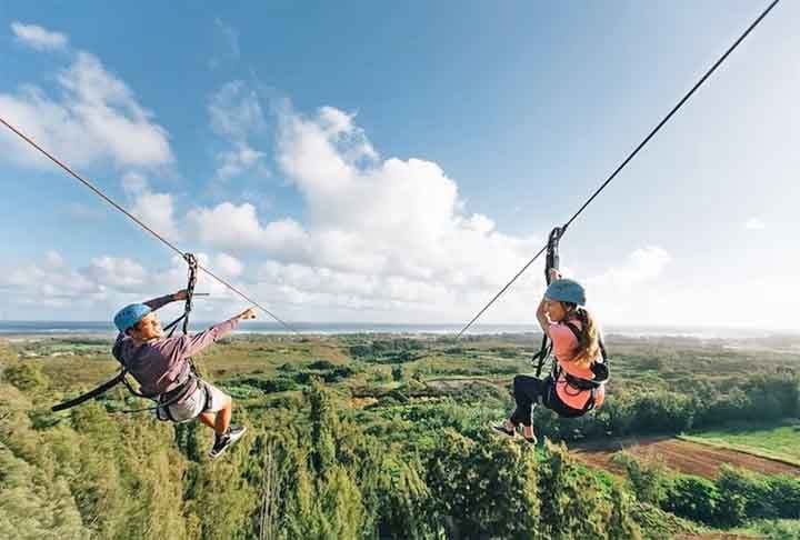 13º) Tirolesa no Havaí, Estados Unidos - A aventura inicia com um breve percurso de quadriciclo até o pico da montanha North Shore, seguido de uma descida até a praia com as tirolesas de Oahu, passando por pontes suspensas com vistas panorâmicas.