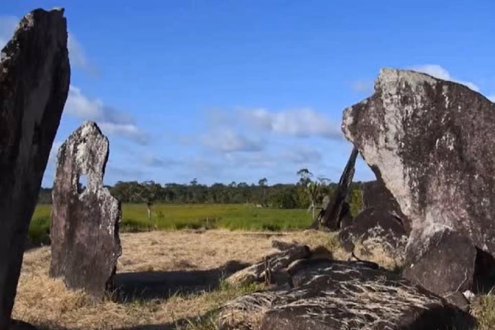 Outra pedra marca o solstício de verão, mostrando que quem construiu o círculo conhecia bem os movimentos do Sol.-Reprodução