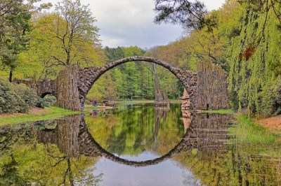 A Ponte do Diabo (ou Rakotzbrücke, em alemão) é uma das construções mais fascinantes e fotografadas do mundo. Conheça mais sobre esse lugar repleto de lendas! -  (crédito: Joachim Köhler wikimedia commons )