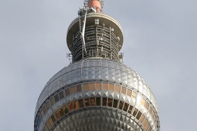 As torres de telecomunicações podem ir muito além da função tecnológica. Hoje em dia, elas cumprem um papel de atração turística em diversas partes do mundo, com estrutura imponente e diversos recursos em seu interior, para deleite dos visitantes. Conheça as maiores torres de transmissão do mundo. -  (crédito: Taxiarchos228 wikimedia commons)