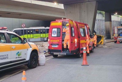 Acidente aconteceu na manhã desta sábado (14/6). Carro bateu contra pilar de viaduto pouco após o retorno que leva para a Avenida Antônio Carlos -  (crédito: Reprodução/CBMMG)