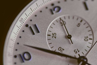 Histórias de loops temporais, nas quais os personagens vivem o mesmo dia repetidamente ou entram em ciclos de vida e morte sem fim, têm se tornado cada vez mais populares no cinema.  -  (crédito: Agê Barros Unsplash)