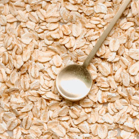 Seja em formato de flocos, farelo, farinha ou cereal, a aveia é um alimento extremamente nutritivo e favorece a saúde dos indivíduos  prevenindo doenças crônicas. Ela pode ser consumida de forma pura ou associada a outros ingredientes. -  (crédito: Unsplash/Melissa Di Rocco)