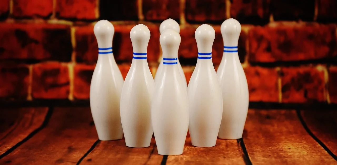 Com o objetivo de acertar a bola em 10 pinos dispostos em formação triangular, o boliche é um esporte versátil e traz interação e divertimento. Afinal, pessoas de diferentes idades, gêneros ou capacidades físicas podem se aventurar. -  (crédito: Imagem de Alexa por Pixabay)