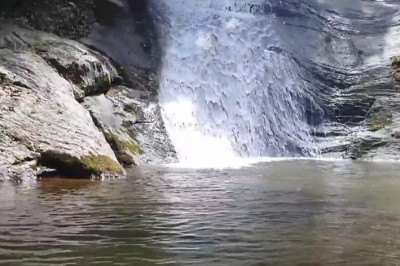 Tomar banho de cachoeira é uma experiência revigorante, permitindo contato direto com a natureza e uma sensação única de frescor.  -  (crédito: Youtube/Viciada em Viajar)
