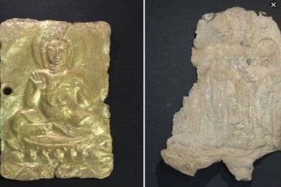 Pesquisadores resgataram um acervo com mais de 30 relíquias budistas, datadas de 1.300 anos atrás durante escavação na Tailândia. Entre os objetos, brincos, ornamentos,placa de ouro (esquerda) e liga de chumbo e estanho (direita) representando Buda. -  (crédito: Divulgação Departamento de Belas Artes da Tailândia)