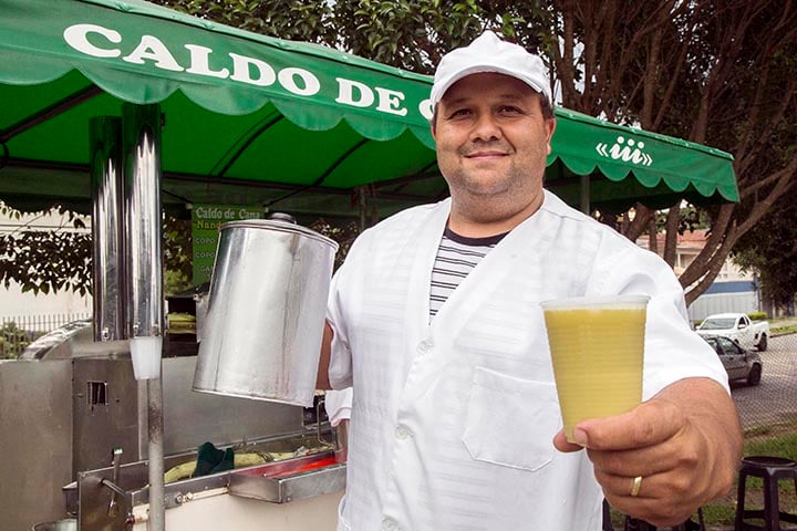 AlÃ©m do aÃ§Ãºcar, outros produtos derivados da cana incluem melaÃ§o, rapadura, rum, cachaÃ§a (bebida tradicional do Brasil), bagaÃ§o e etanol. Em algumas regiÃµes, as pessoas usam palhetas de cana para fazer canetas, tapetes, telas e palha.