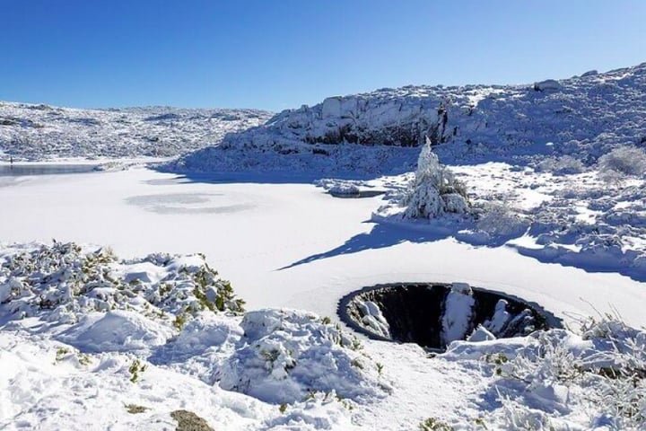 Durante o inverno, o cenário se transforma e o lago em volta do buraco fica completamente congelado.