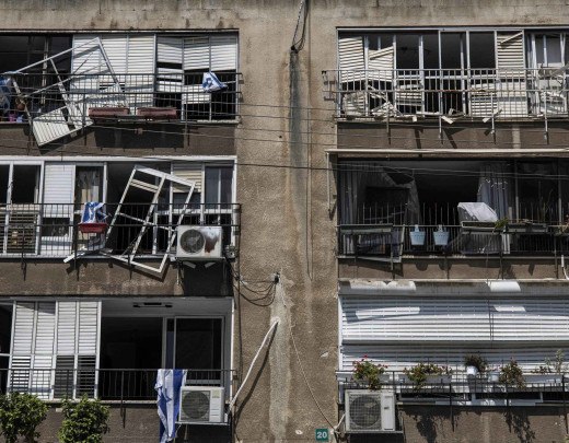 Imagem deste sábado (14/6) registra prédio atacado em Tel Aviv - (crédito: AFP)