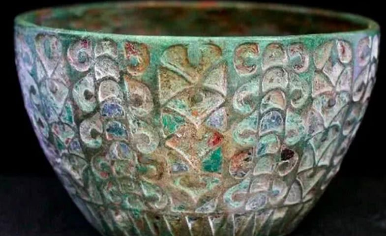 Os pesquisadores descobriram um cálice romano de 1.800 anos, conhecido como "Cálice Scremby", em um túmulo do século VI que fica no distrito de Lincolnshire, no leste do país britânico.