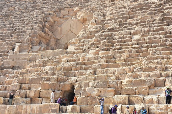 Estima-se que ela tenha sido construída por volta de 2.560 a.C., utilizando milhões de blocos de pedra, cada um pesando em média 2,5 toneladas.