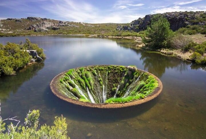 Buraco em lago de Portugal deixa turistas intrigados