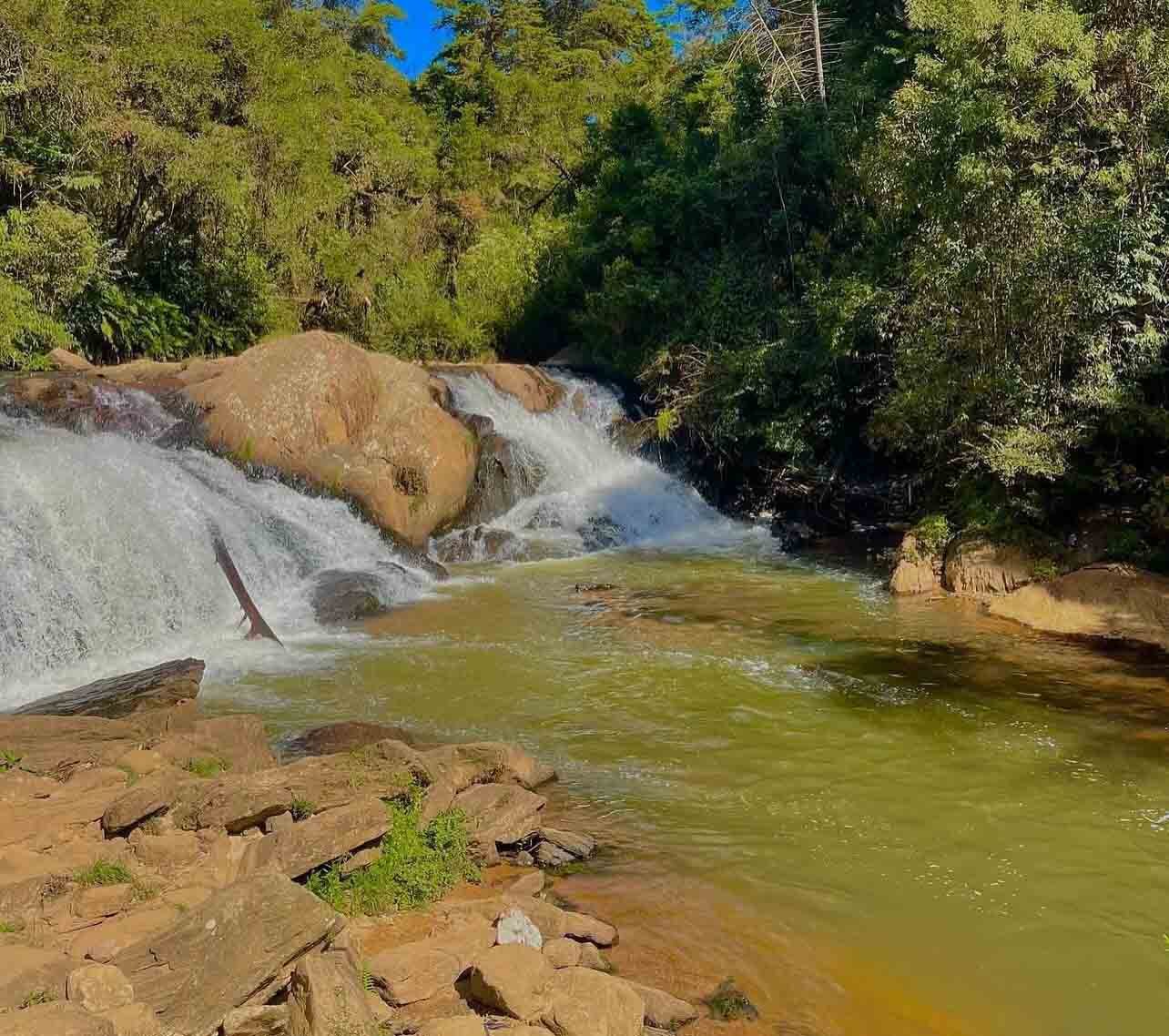 Cachoeira Véu da Noiva – Campos do Jordão, SP (Parque Estadual de Campos do Jordão): Pequena e acessível, forma um poço tranquilo e cercado de natureza.
-FOTO: Reprodução / Instagram/camposcommabi_