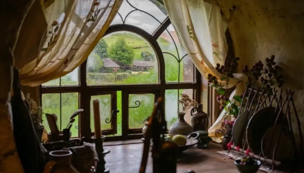 Cada casa de hobbit apresenta hall de entrada, quartos, banheiro, cozinha, sala de jantar, despensa e sala de estar, ou o chamado "labirinto de salas totalmente temáticas".