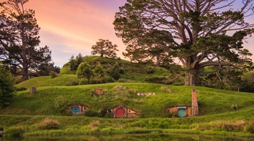 Curiosamente,  um dos cenários usados nas filmagens de "O Senhor dos Anéis" existe de verdade. O lugarejo de Hobbiton fica na Nova Zelândia e, no começo, era apenas um local onde a produção erguia fachadas para o filme, que eram desmontadas em seguida. 