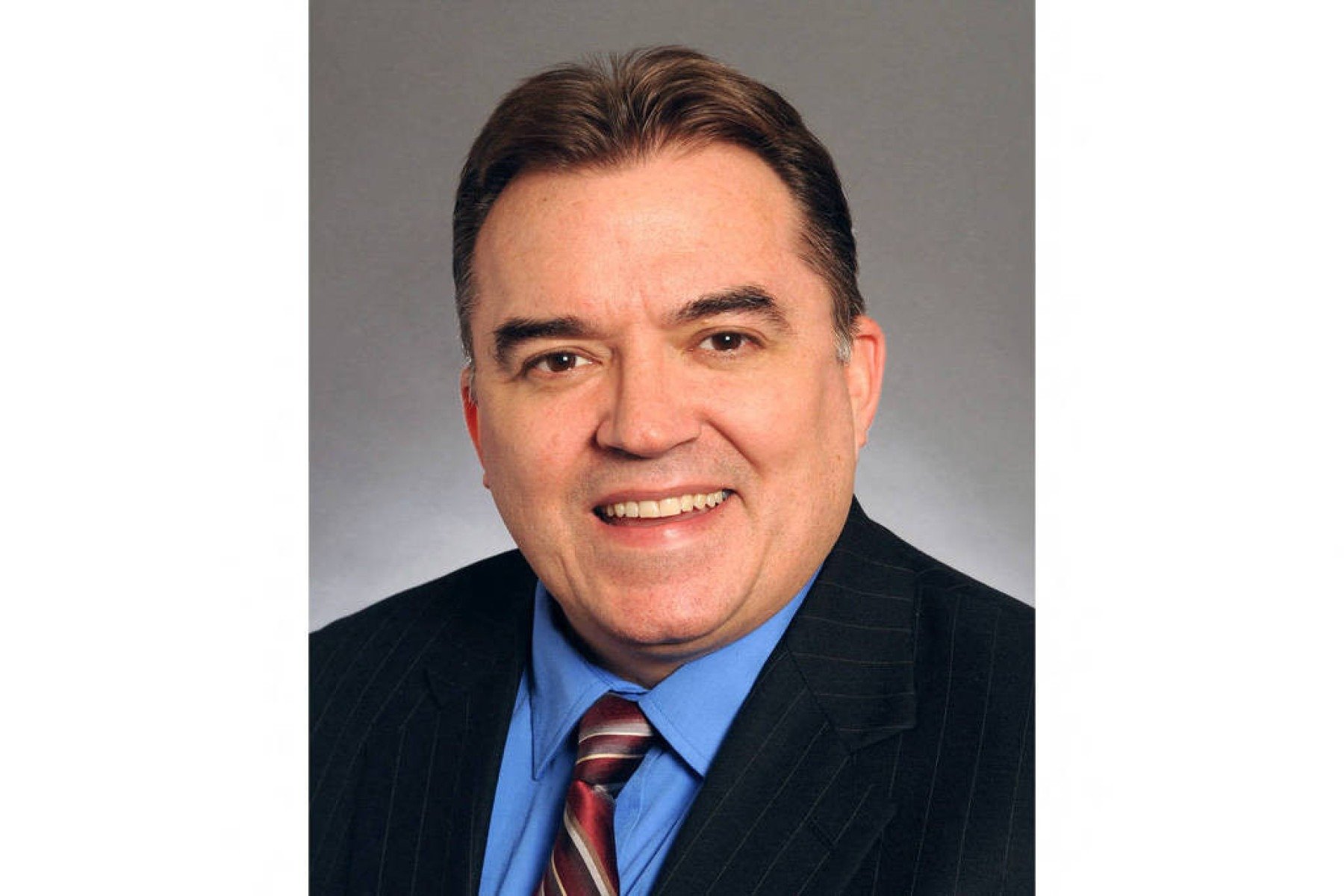 O senador estadual de Minnesota John Hoffman, baleado em sua casa neste sábado (14)