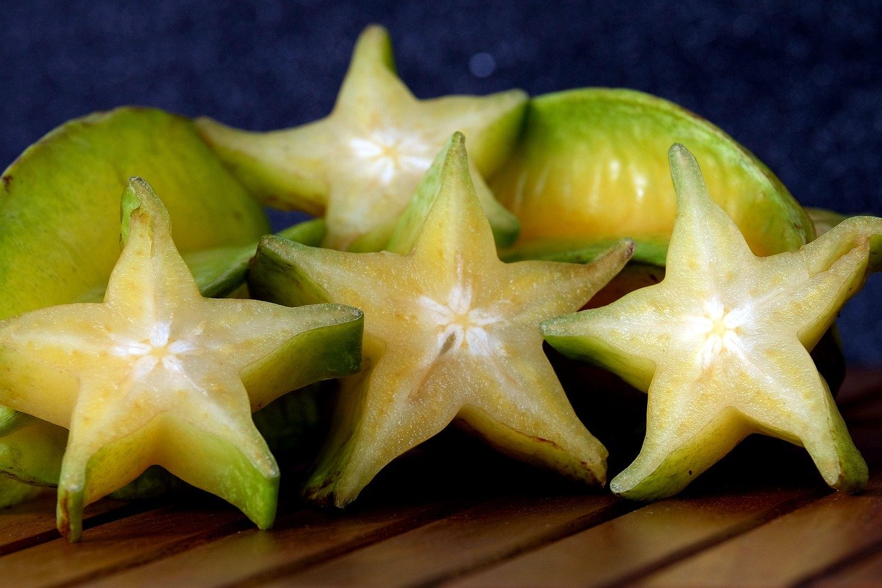 A carambola possui sabor agridoce, com coloração variando do verde ao amarelo, dependendo do grau de maturação. Ela também é rica em sais minerais (entre eles estão cálcio, fósforo e ferro) e contém vitaminas A, C e do complexo B.