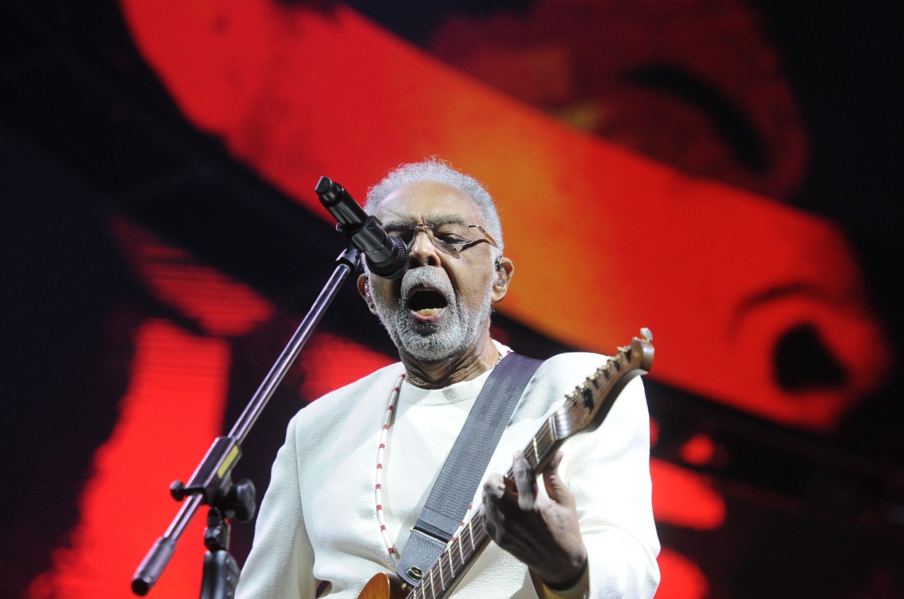 Gilberto Gil foi recebido com aplausos e gritos de 'eu te amo' no início do último show em BH-Alexandre Guzanshe/EM/DA Press