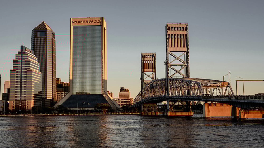 Jacksonville (Flórida) – 821.784 habitantes. Jacksonville destaca-se por suas extensas praias e parques. O Museu de Arte Contemporânea de Jacksonville e o Zoológico e Jardins de Jacksonville são atrações culturais e recreativas. O bairro histórico de Riverside oferece uma variedade de lojas e restaurantes. - Mike Jones/Pexels
