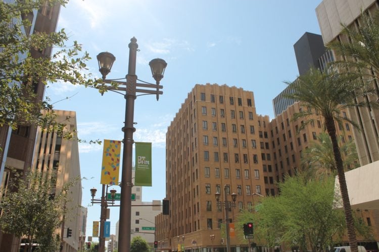 Phoenix (Arizona) – 1.445.632 habitantes. Capital do Arizona, Phoenix é conhecida por seu clima desértico e paisagens áridas. O Deserto Botânico oferece uma variedade de flora local, enquanto o Museu Heard destaca a arte e a cultura dos povos nativos americanos. As proximidades oferecem trilhas e atividades ao ar livre. - James Day Unsplash
