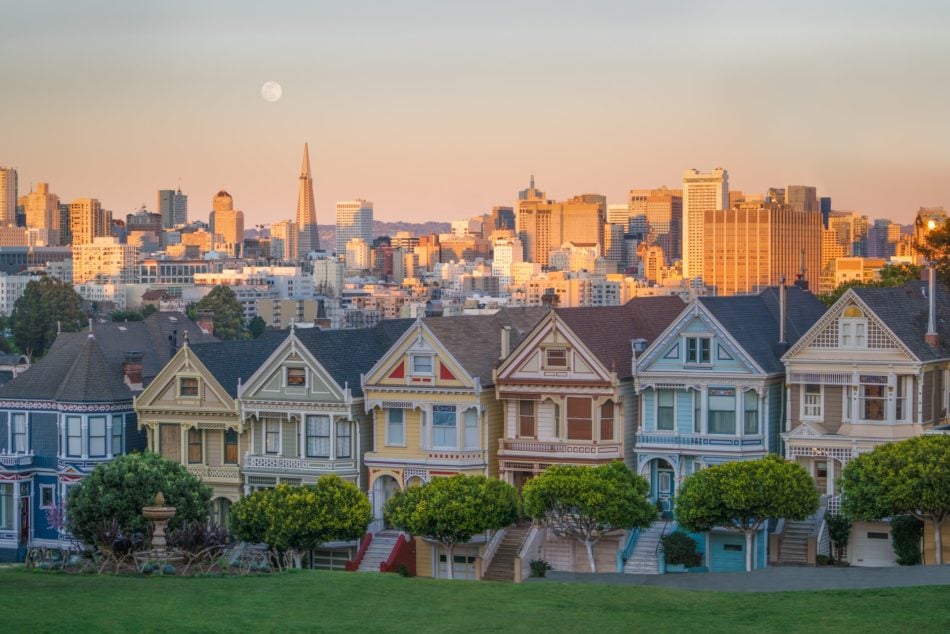 São Francisco (Califórnia) – 805.235 habitantes. Famosa por sua icônica ponte Golden Gate, São Francisco oferece atrações como o Fisherman's Wharf, Alcatraz e o bairro de Chinatown. Os bondes históricos e as colinas íngremes proporcionam vistas deslumbrantes e experiências únicas. - Joshua Sortino Unsplash