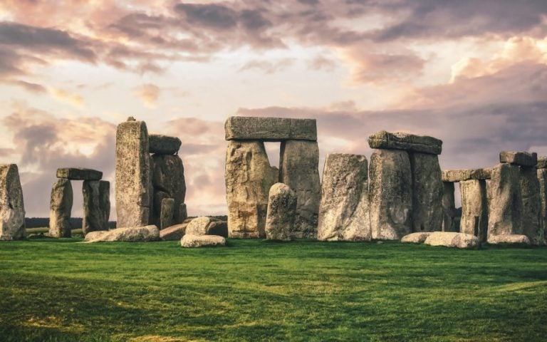 Construído entre 3000 a.C. e 2000 a.C., consiste em um círculo de pedras gigantes, algumas com até 9 metros de altura e pesando mais de 25 toneladas. -K. Mitch Hodge/Unsplash