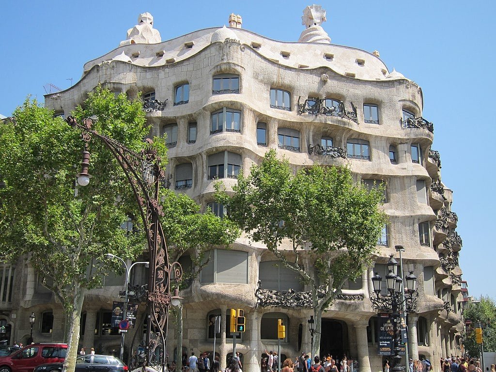 Ainda há a Casa Milà, também chamada de “La Pedrera”, outra obra de Gaudí. Impressiona por não conter nenhuma linha reta no projeto arquitetônico de sua fachada, fator que lhe torna singular e impacta pelos detalhes e complexidade. Trata-se de uma residência em forma de arte, já que ainda abriga famílias. -Carlos Cunha wikimedia commons 