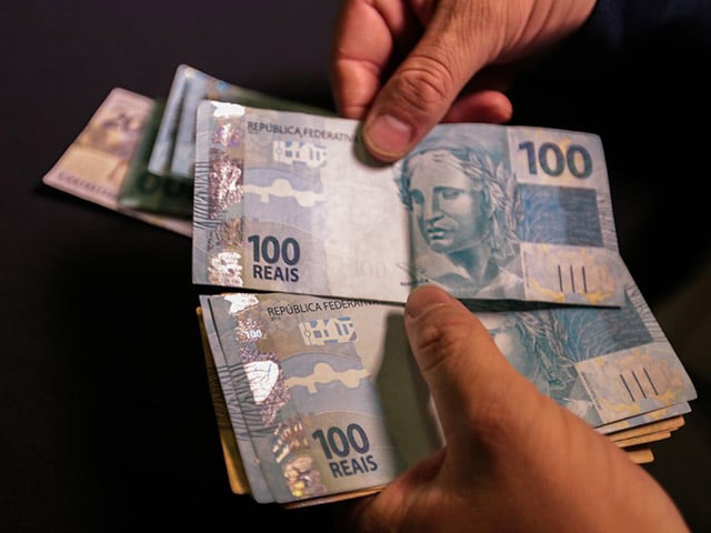 Em fevereiro de 2010, por exemplo, um grupo de 40 pessoas ganhou e iria dividir uma bolada de R$ 53 milhões. Cada um apostava numa combinação diferente, para aumentar as chances de vencerem. O que aconteceu.
