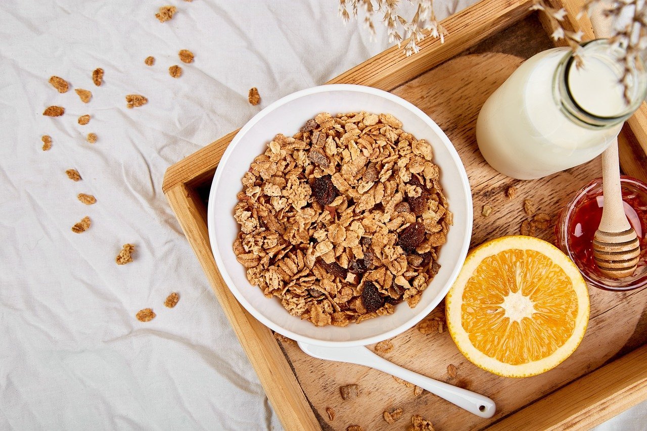 As fibras da aveia servem de alimento para as bactérias benéficas do intestino. Algo que promove o equilíbrio da flora intestinal e melhora situações, como diarreia e síndrome do intestino irritável.