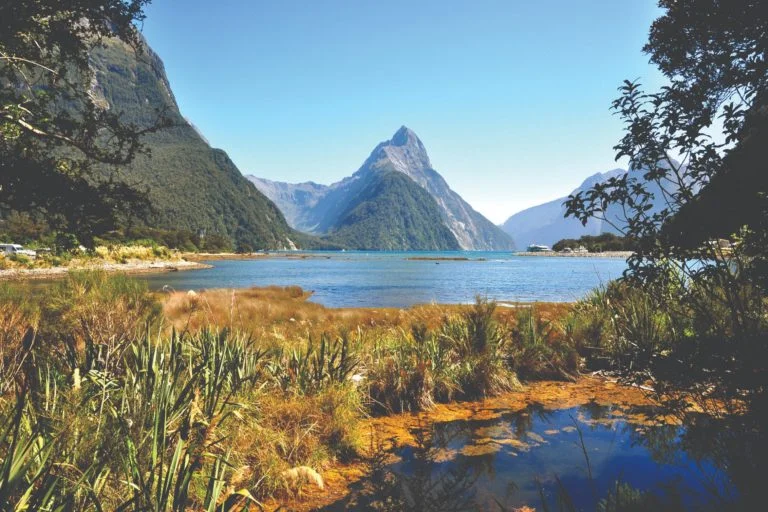 A Nova Zelândia, onde ficam as "Tocas de hobbit", é um país na Oceania, com notável isolamento (fica a 2 mil km da Austrália) e famoso por sua paisagem única, com colinas, grandes rochedos, lagos e praias espetaculares. 