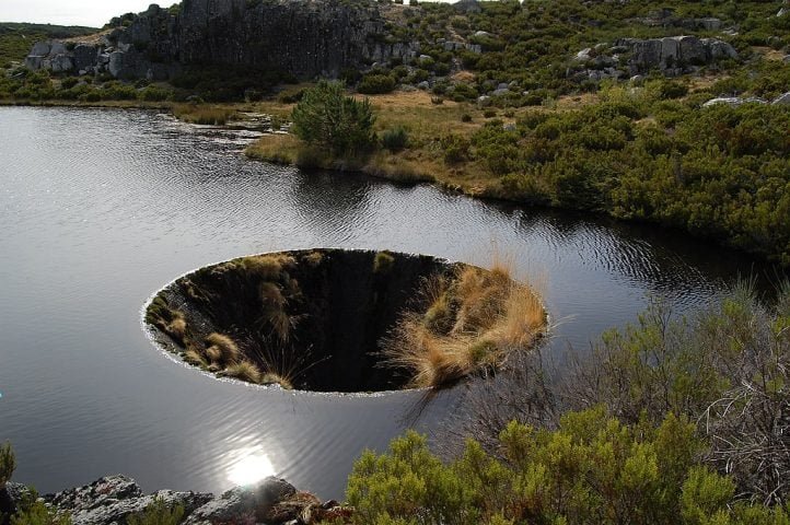 A dica é visitar o “buraco misterioso” durante o verão europeu, quando a caminhada é mais fácil e o clima, mais agradável.