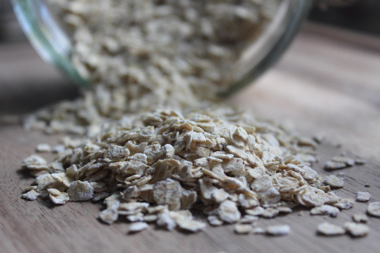 Para os nutricionistas, a aveia é considerada um cereal muito nutritivo, por possuir cálcio, ferro, proteínas, além de vitaminas, carboidratos e fibras. 