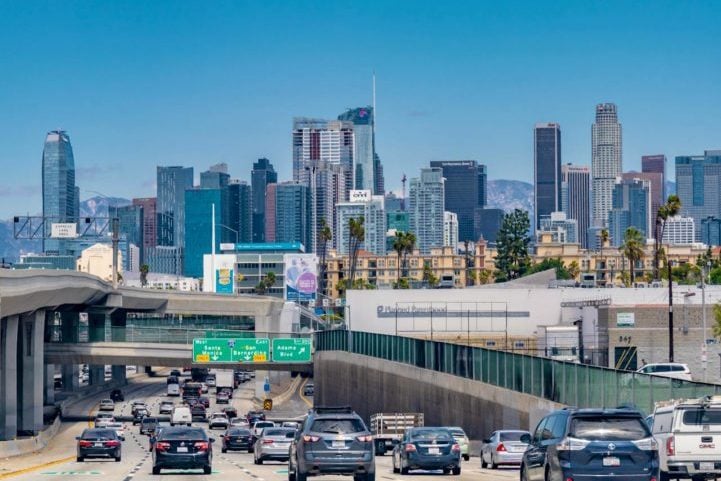 Los Angeles (Califórnia) – 3.792.621 habitantes. Localizada na Califórnia, Los Angeles é conhecida por Hollywood, o centro da indústria cinematográfica. A cidade oferece praias famosas como Santa Monica e Venice Beach, além do Observatório Griffith, que proporciona vistas panorâmicas e exposições científicas. - pexels Danniel Reynaga