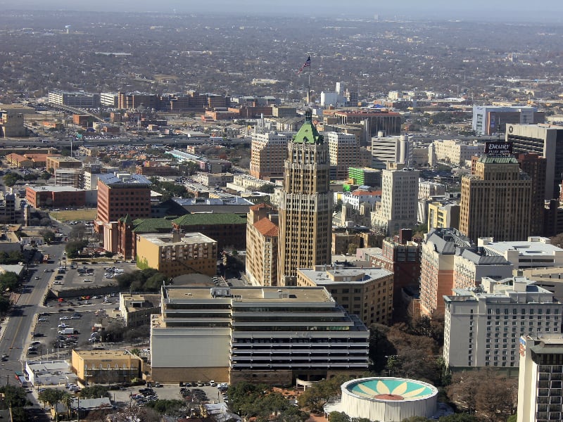 San Antonio (Texas) – 1.327.407 habitantes. Conhecida pelo Álamo, local histórico da batalha pela independência do Texas, San Antonio também oferece o River Walk, um eio à beira do rio com restaurantes e lojas. O Parque Histórico Nacional das Missões de San Antonio é patrimônio mundial da UNESCO. - - Hippopx/Public Domain/Creative Commons 0