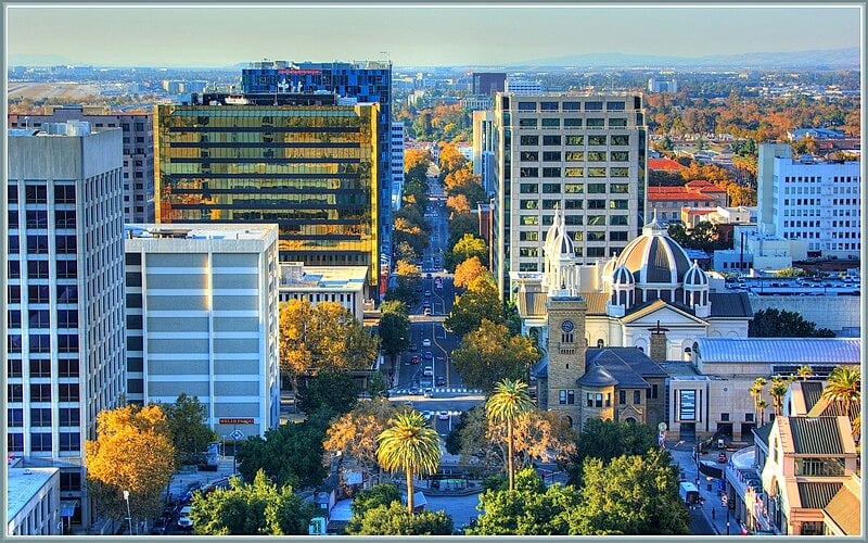 San José (Califórnia) – 945.942 habitantes. Localizada no coração do Vale do Silício, San José é um centro de inovação tecnológica. O Museu de Tecnologia Inovadora e o Jardim Japonês da Amizade são atrações notáveis. A cidade também oferece proximidade com vinícolas e parques naturais. - Terry Lucas/CC 3.0/commons wikimedia
