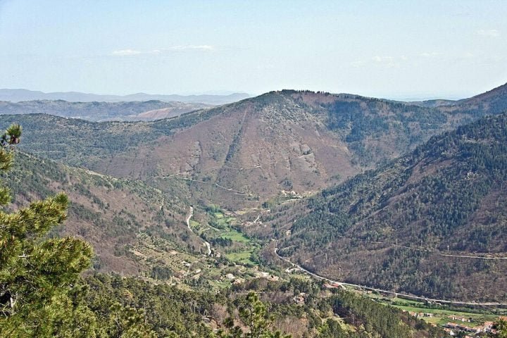 Situada na região Centro, ela faz parte do Parque Natural da Serra da Estrela, que é a maior área protegida de Portugal. 