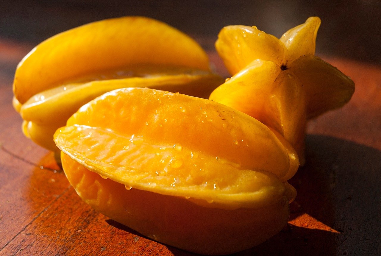 A fruta comestível tem cristas distintas descendo pelos lados (geralmente cinco ou seis). Quando cortada em seção transversal, ela assemelha-se a uma estrela, dando-lhe o nome de fruta-estrela.