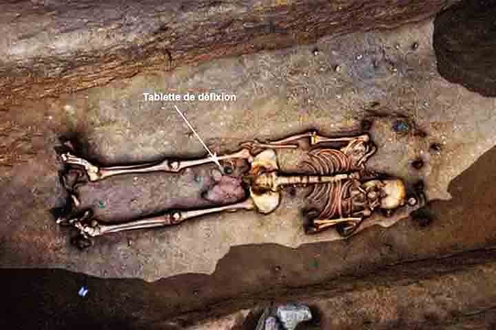 Além disso, apenas homens foram enterrados no local, levando à hipótese de que pertenciam a um grupo específico, como profissionais de uma mesma profissão.