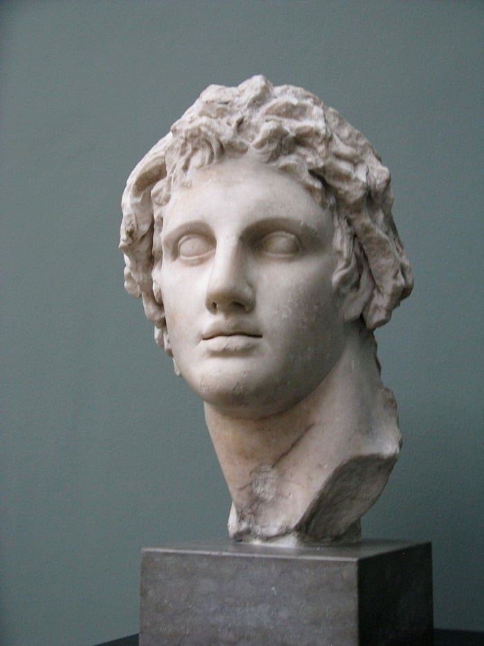 Alexandre, o Grande, não acompanhou o crescimento da cidade até ela se tornar a capital egípcia à época, pois o rei macedônio morreu antes. Foi no reinado de seu sucessor, Ptolomeu II, que o auge se deu a ponto de a localidade tornar-se um centro comercial e cultural do período. 

