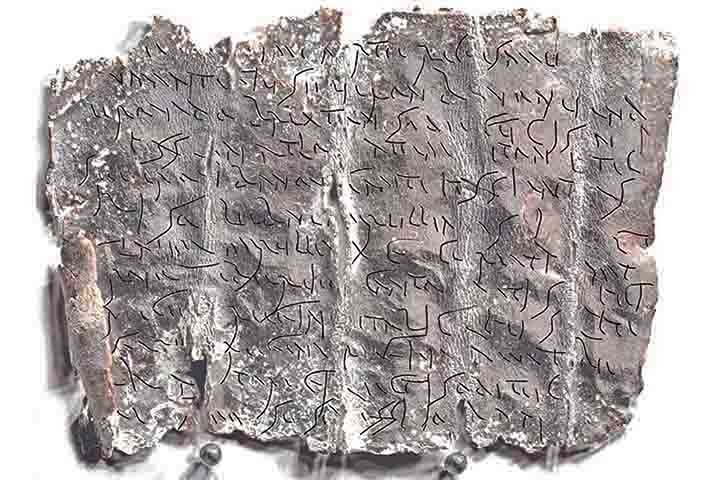 Usadas para orações e pedidos aos deuses, essas placas eram fixadas em túmulos ou poços. 