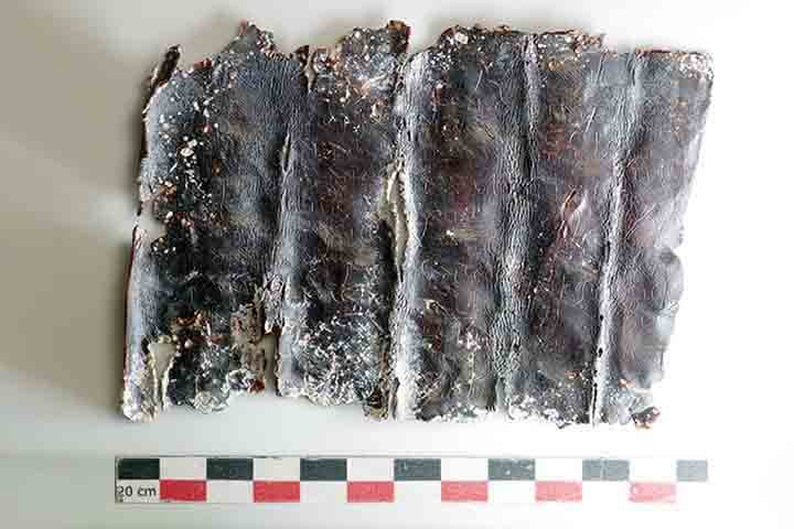 Uma das tábuas, escrita em gaulês — uma língua celta extinta —, foi achada perto das pernas de um homem enterrado junto com moedas e um vaso quebrado.